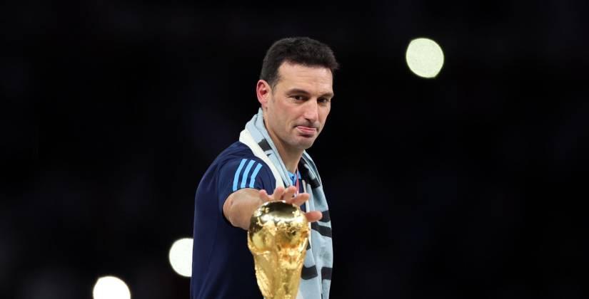 Lionel Scaloni, DT de Argentina, toca la Copa del Mundo antes de recibir la medalla de campeón.