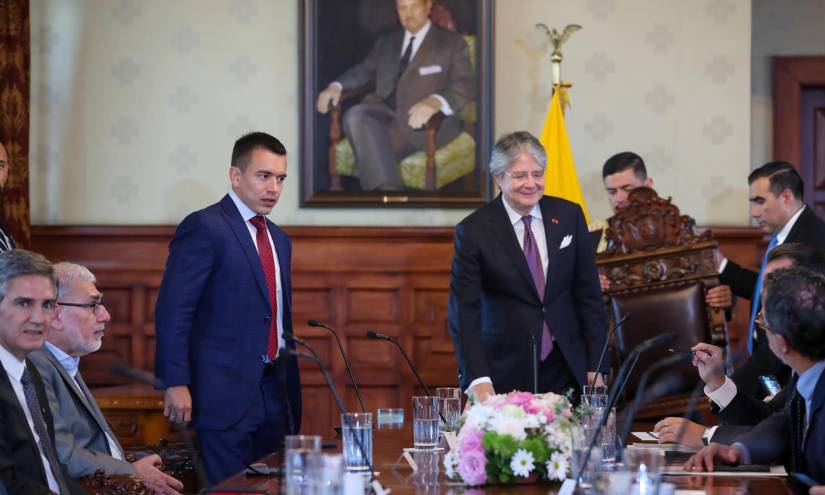 El presidente Guillermo Lasso (d), recibe a Daniel Noboa en el Palacio de Gobierno.
