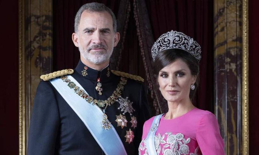 El incómodo momento en que la reina de España es ignorada por un embajador; el video se viraliza en redes