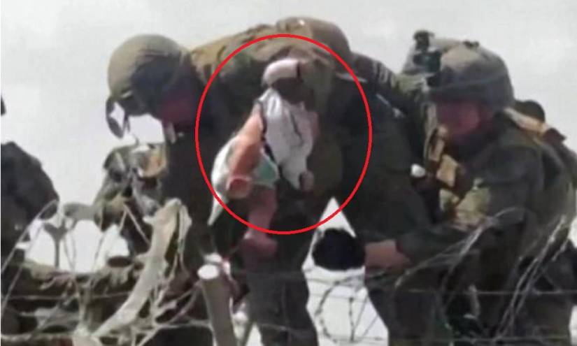 El drama afgano: un bebé entregado a los militares en el muro del aeropuerto de Kabul