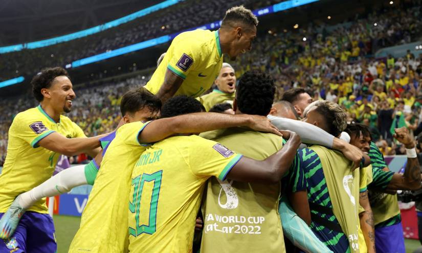 Festejo brasileño en el primer partido que disputan en Qatar.