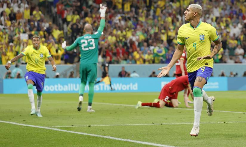 Richarlison en la celebración del primer gol de Brasil ante Serbia.