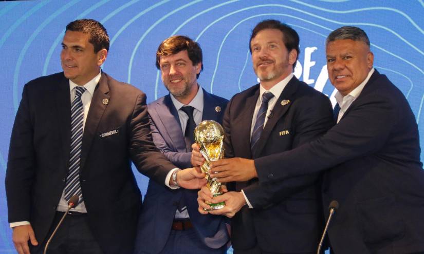 El presidente de la Asociación Paraguaya de Fútbol (APF) Robert Harrison (i), el presidente de la Asociación Uruguaya de Fútbol (AUF) Ignacio Alonso (i-2), el presidente de la Conmebol, Alejandro Domínguez (2-d) y el presidente de la Asociación Argentina de Fútbol (AFA), Claudio Tapia.