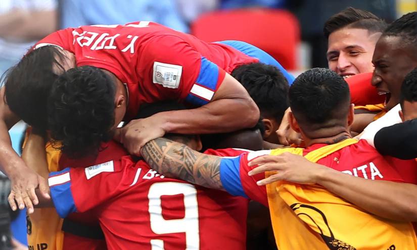 Los jugadores de Costa Rica celebran el gol que les dio el triunfo ante Japón.