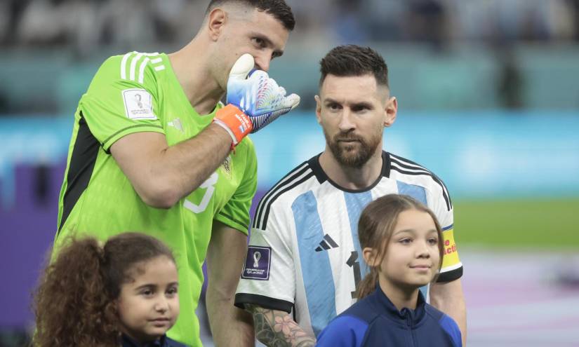 Emiliano Martínez (i) habla con Lionel Messi de Argentina, en una fotografía de archivo.