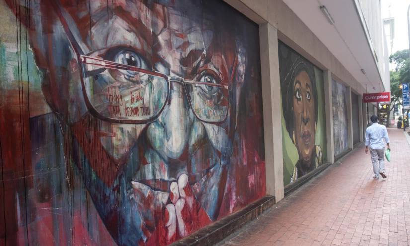 Una obra de arte con el rostro del difunto arzobispo emérito Desmond Tutu en las calles de Ciudad del Cabo, Sudáfrica.