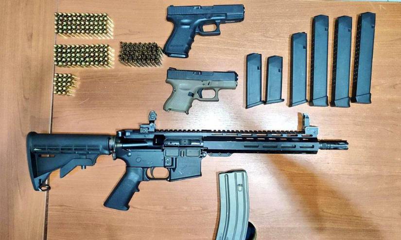 El comandante general de la Policía Nacional informó este jueves que, además de haber aprehendido a los dos sospechosos del crimen, se decomisaron dos pistolas y un fusil.