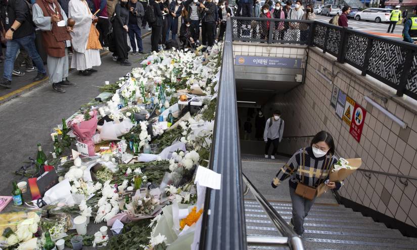 Imagen de las personas llegando a rendir tributo a las víctimas de la estampida de Seúl.