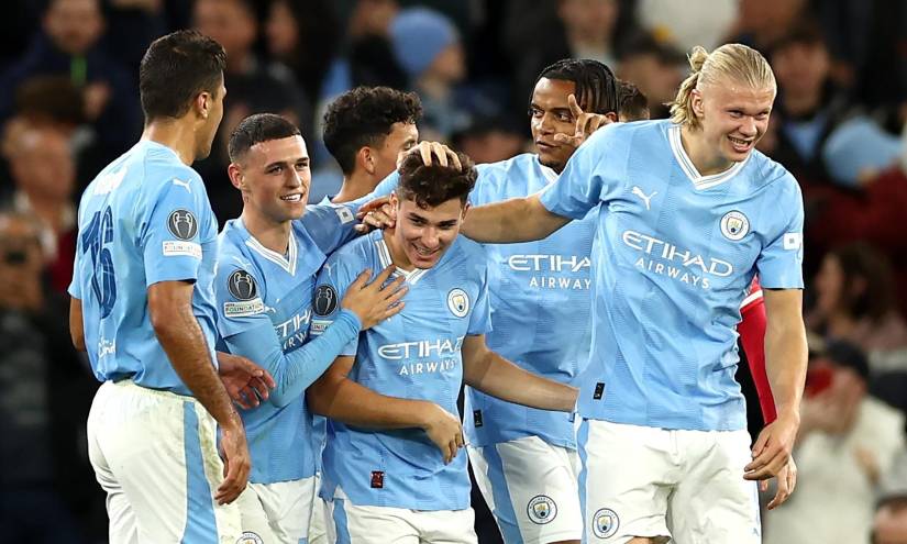 Julián Álvarez (c) fue felicitado por sus compañeros del Manchester City.