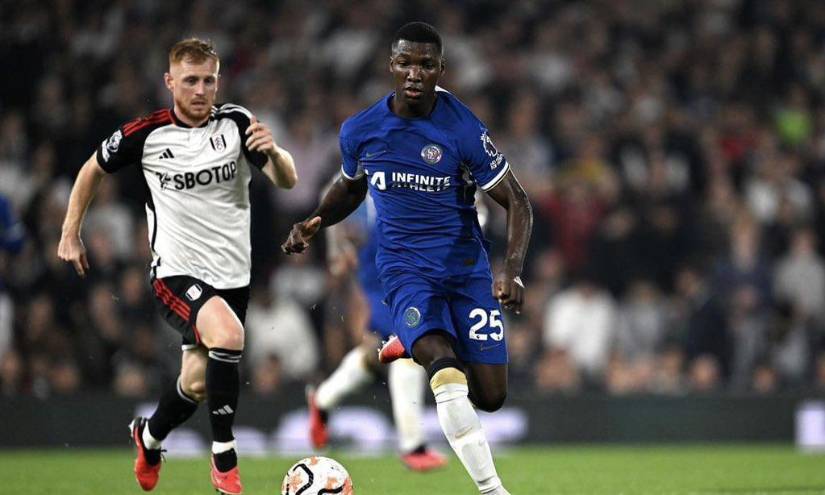 Moisés Caicedo en un partido con el Chelsea