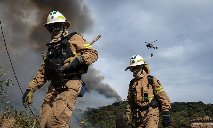 Un grupo de bomberos trabajan en la zona de Palmela, alrededores de Lisboa.