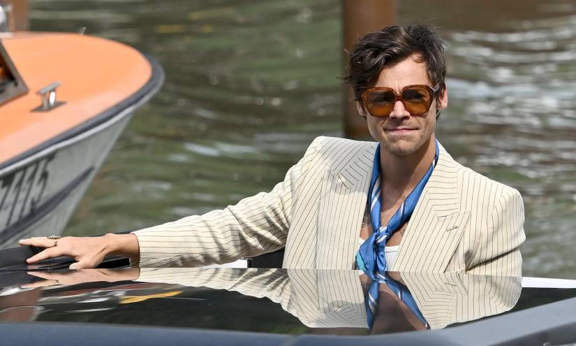 Harry Styles en camino al festival de Venecia.