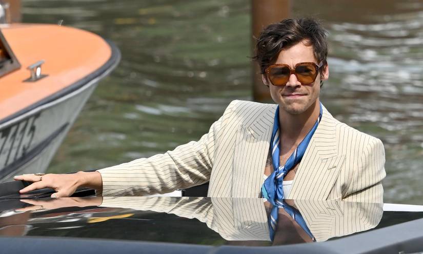 Harry Styles en camino al festival de Venecia.