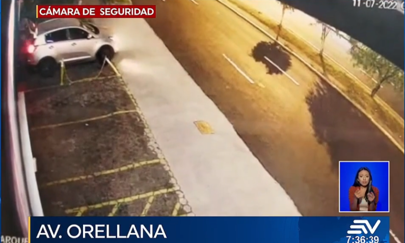 Momento en el que los delincuentes parquean el auto junto al local en la Orellana.