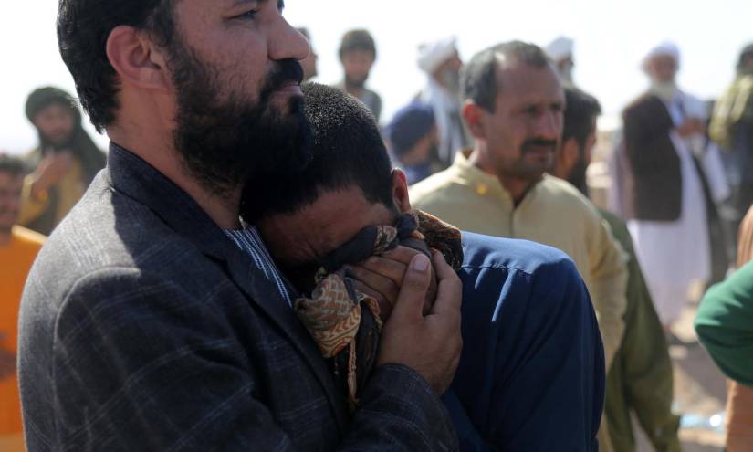 La gente lloró la muerte de sus seres queridos tras el último terremoto.