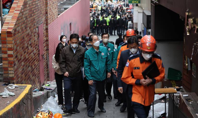 El primer ministro de Corea del Sur, Han Duck-Soo, inspecciona la escena de la estampida de Seúl.
