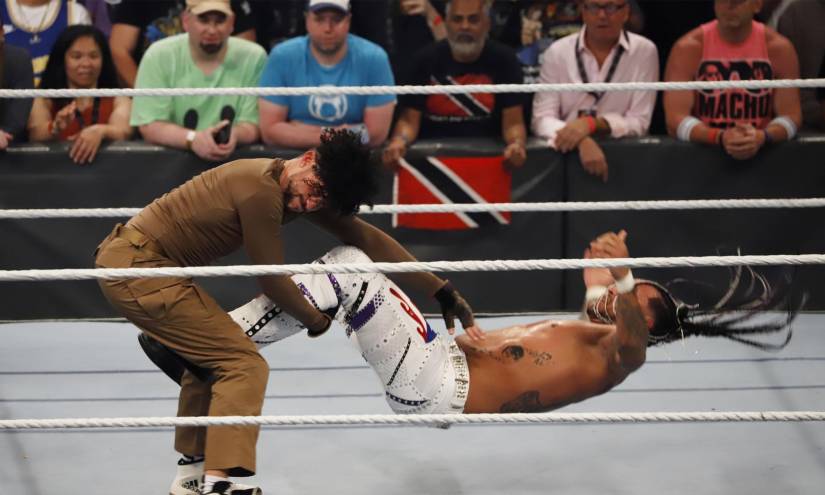 El cantante Bad Bunny (i) se presenta ayer en una pelea de la WWE Backlash 2023 contra su compatriota Damian Priest, en el Coliseo Jose Míguela agrelot, en San Juan (Puerto Rico).