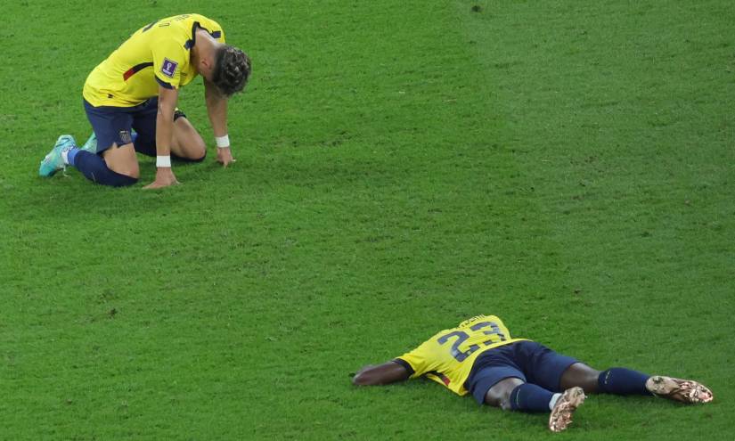 Jugadores ecuatorianos deciden permaner en el suelo para lidiar con las emociones tras el 2 a 1 contra Senegal.