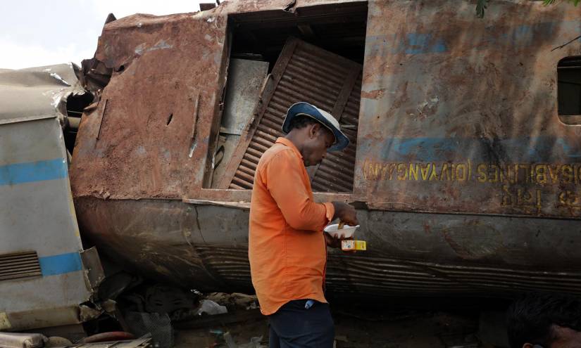 Personas trabajan en la reparación de la vía de ferrocarril.