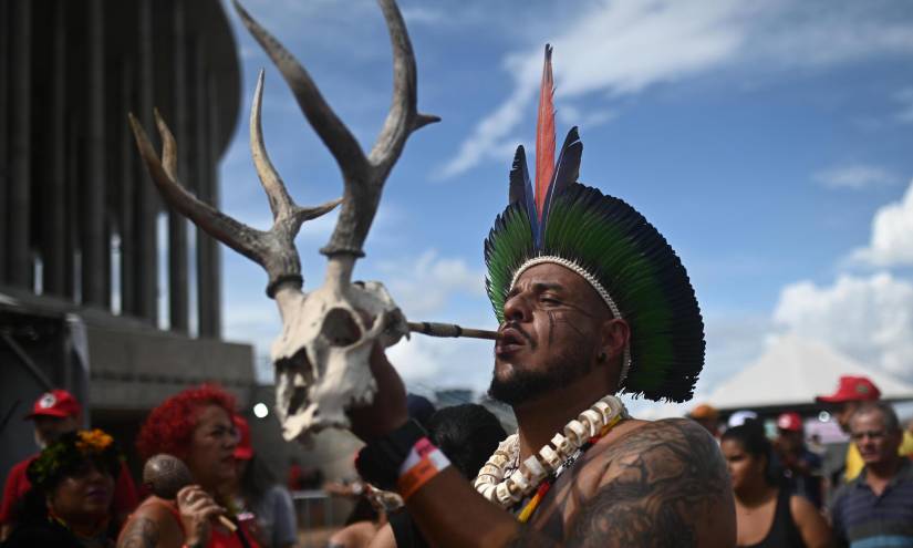 Seguidores indígenas del presidente electo de Brasil Luiz Inácio Lula da Silva, llegan hoy a un campamento en el estadio Mané Garrincha para celebrar la posesión presidencial de Lula, en Brasília (Brasil).