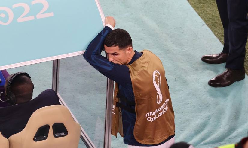 Cristiano Ronaldo veía con desesperación desde el banco de suplentes el primer tiempo entre Portugal y Marruecos.