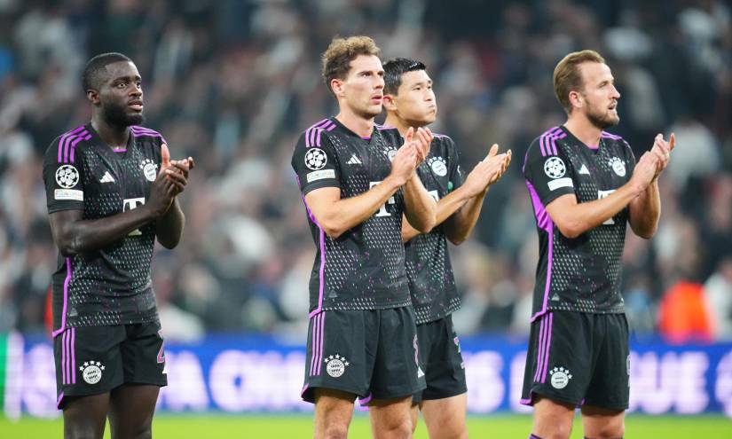 Futbolistas del Bayern Munich agradeciendo a la hinchada por haber viajado al partido, tras vencer por 2-1 al Copenhague en la Champions League.
