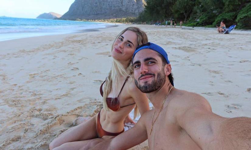 Leonardo Campana disfruta sus vacaciones junto a su novia, Ariana Altuve, en las playas de Hawái.