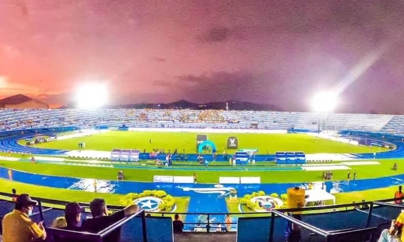 Cancha y pista atlética del estadio Modelo.