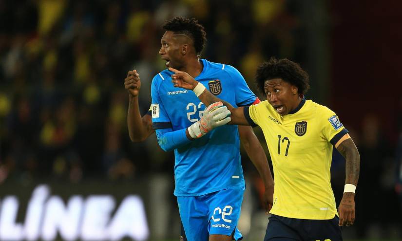 Ángelo Preciado (d) junto a Alexander Domínguez (i) por el partido de Eliminatorias Sudamericanas.