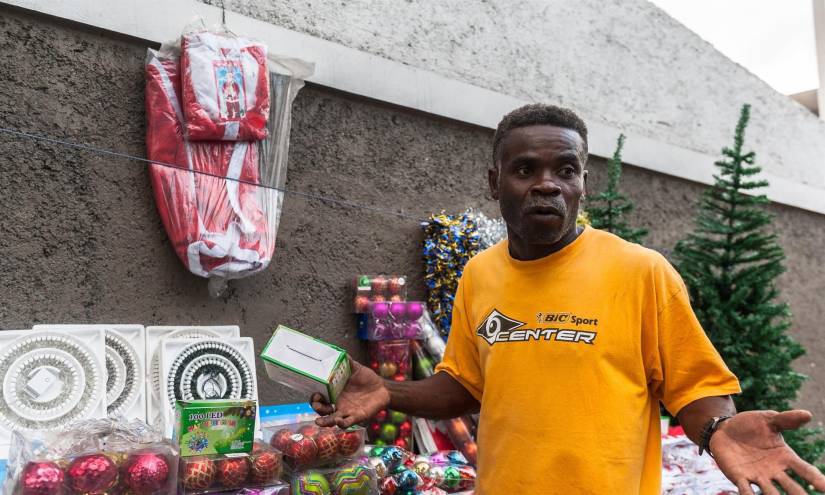 Un vendedor ambulante se queja el 24 de diciembre de 2021 en Puerto Príncipe de que este año han bajado las ventas navideñas por la crisis que vive Haití.