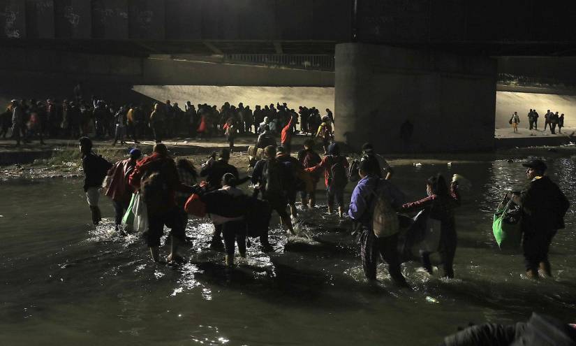 Cientos de Migrantes cruzan el Río Bravo, en Ciudad Juárez, estado de Chihuahua (México). EFE/Luis Torres