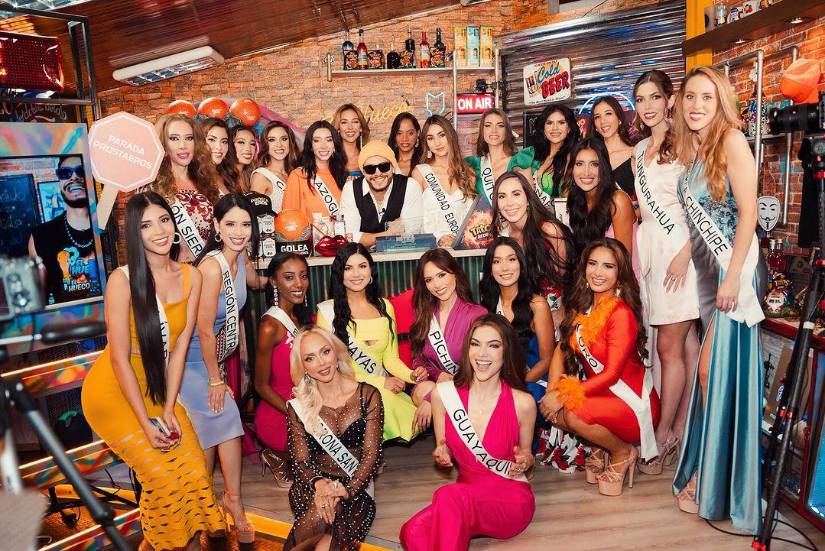Jonathan Estrada junto a las candidatas en el programa El Hueco.