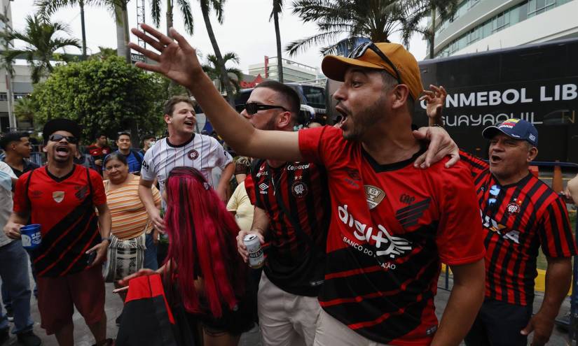 Hinchas del Atlético Paranaense afuera del hotel Sheraton, lugar de concentración de su equipo, en el norte de Guayaquil.