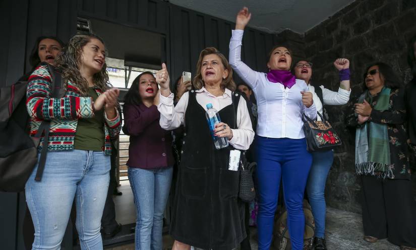 Varias mujeres participan en una manifestación frente al Consejo Nacional Electoral en Quito, exigiendo paridad de género en las lislas.