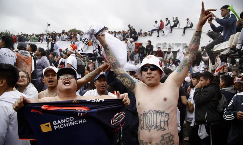 Hinchas de Liga celebran tras ganar la Copa Sudamericana frente a Fortaleza.