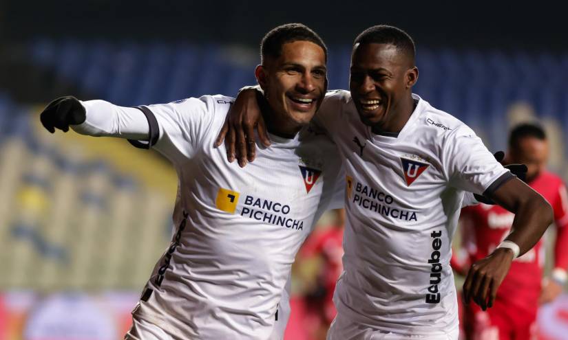 Paolo Guerrero (i) y Leonel Quiñónez, de Liga de Quito, celebran el gol que le dio la victoria a su equipo ante Ñublense en el duelo de ida de los octavos de final de la Copa Sudamericana.