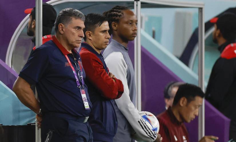 El seleccionador de Costa Rica, Luis Fernando Suárez, observa la derrota de Costa Rica ante España en el estadio Al Zumama en Doha