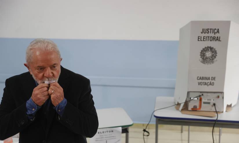 El exmandatario brasileño Luiz Inácio Lula da Silva besa su comprobante de votación hoy, en Sao Paulo.