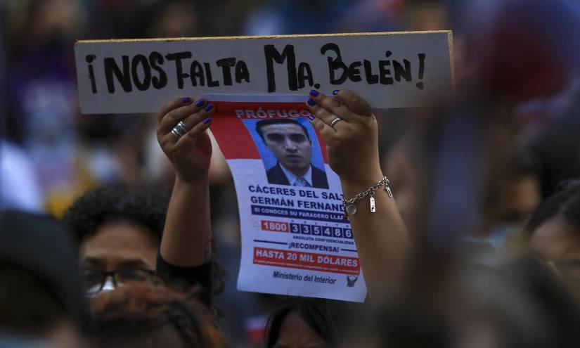 Mujeres protestan por el asesinato de la abogada María Belén Bernal, en Quito.