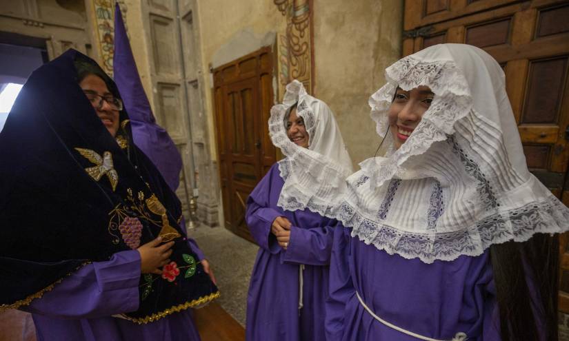 Vista de verónicas que acompañan la figura del Jesús del Gran Poder en el Covento de San Francisco.
