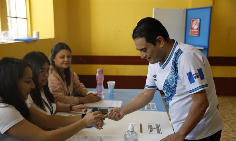 Ciudadano en Guatemala ejerciendo su derecho al voto durante las elecciones presidenciales