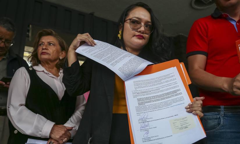 La coordinadora del colectivo Megamujeres, Ana Gómez, muestra un informe presentado al CNE al que se exigen la paridad de género en las listas.