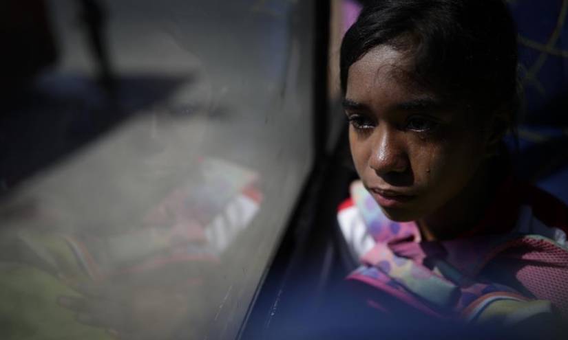 Migrante venezolana de 15 años, llora en el bus que la lleva a Nicaragua