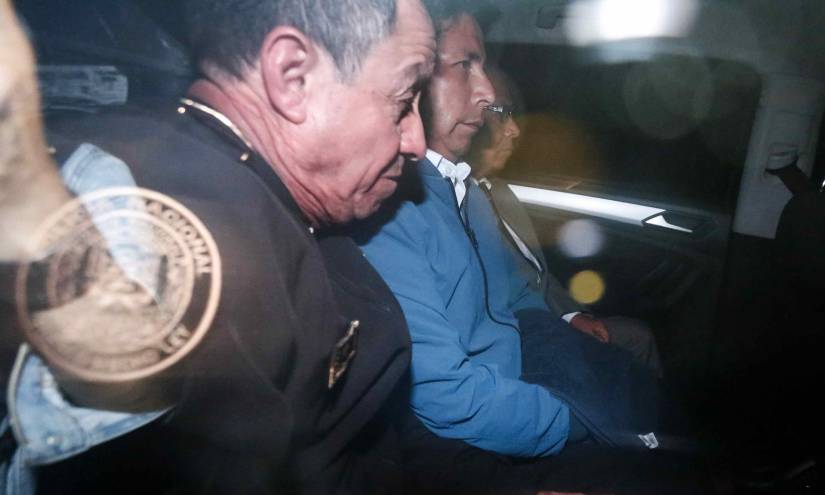El destituido presidente de Perú Pedro Castillo sale detenido en un vehículo policial de la Prefectura de Lima, ayer, en Lima.