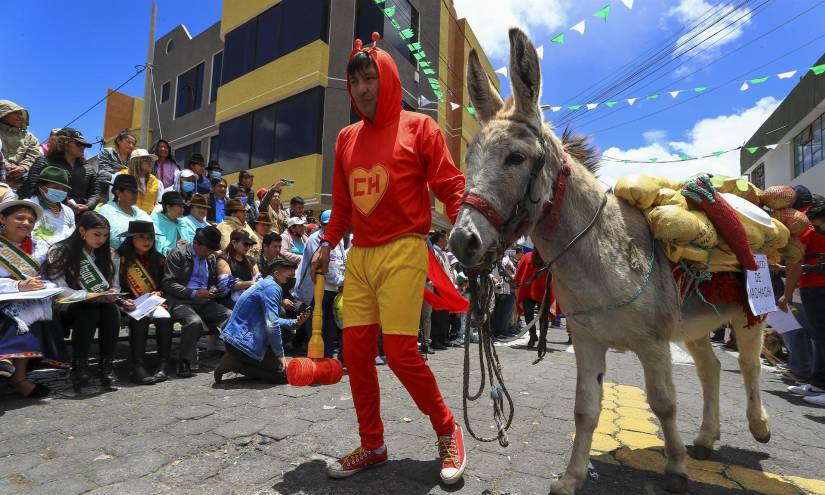 Un hombre disfrazado como el Chapulín Colorado y su burro.