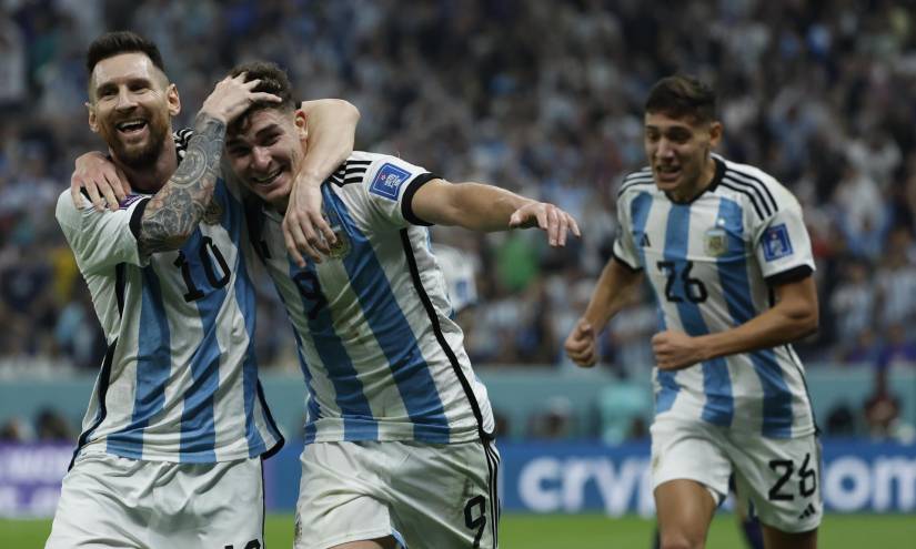 Julián Álvarez (c) festeja junto a Lionel Messi (i) y Nahuel Molina el segundo tanto de Argentina sobre Croacia.