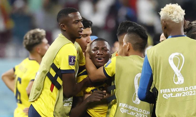 Moisés Caicedo llora desconsolado por la eliminación de Ecuador de Qatar 2022.