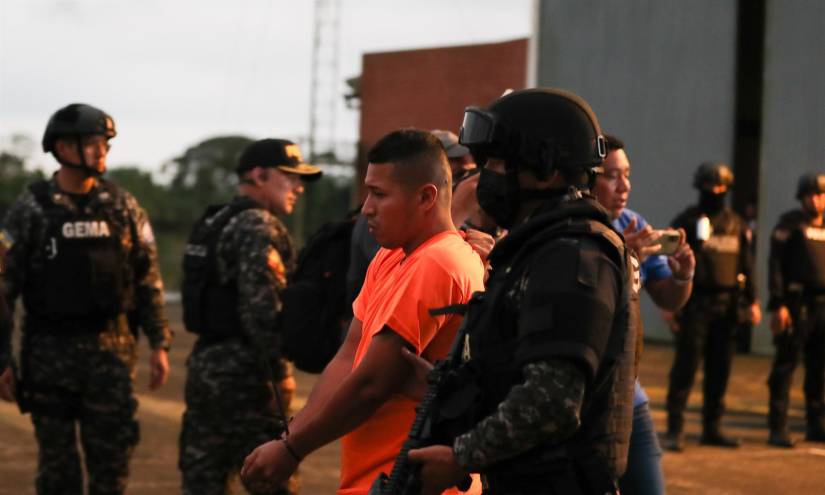 El traslado de reclusos después de amotinamientos se ha vuelto frecuente; el último sucedió tras una masacre en Santo Domingo.