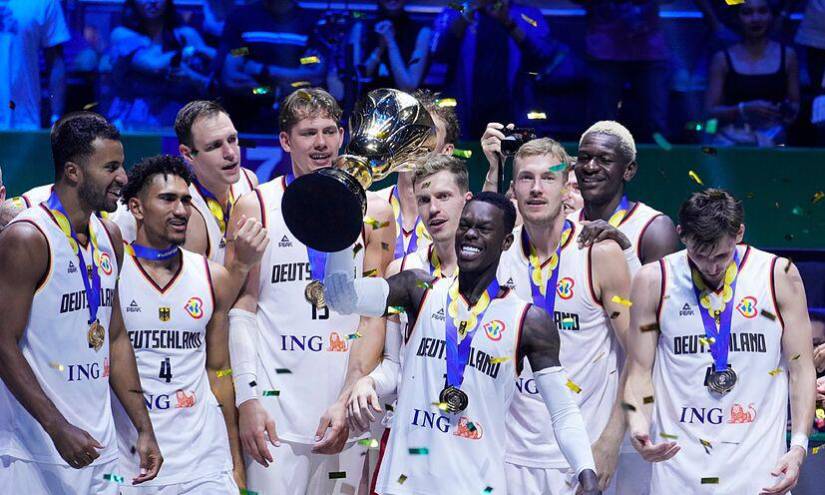 Dennis Schröder junto al resto del equipo celebrando la corona mundial.