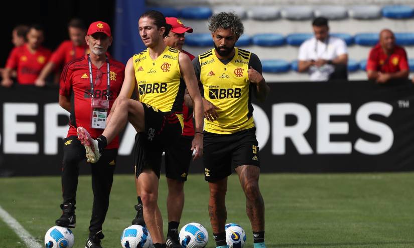 Filipe Luis (i) y Gabriel Barbosa (Gabigol) durante la última práctica de Flamengo antes de la final de la Copa Libertadores, en el Capwell.